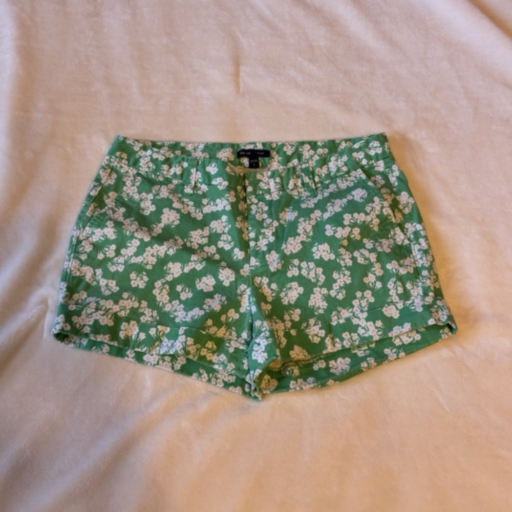 Gap Women's Size 6 Green and White shorts